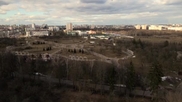 春の都市公園を飛行します 歩道が見える 公園の路地のパターン ロシツァ公園 ミンスク ベラルーシ — ストック動画