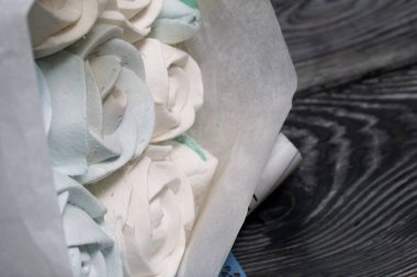 Ambalaj kağıdında Zephyr buketi. Zephyr 'den laleler ve güller. Yakın çekim..