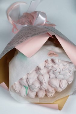 Ambalaj kağıdında Zephyr buketi. Zephyr 'den laleler ve ortancalar..