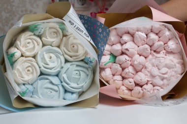 Ambalaj kağıdında Zephyr buketi. Zephyr 'den laleler ve güller.