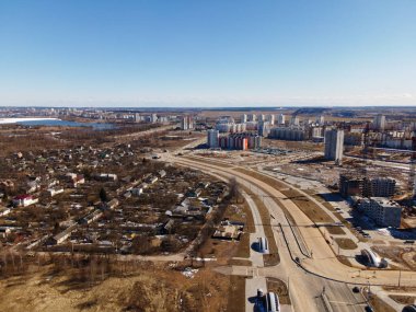 Yeni kentsel gelişimin havadan görüntüsü. Yeni evler inşa ediliyor. Yakınlarda yıkım için eski evler var..