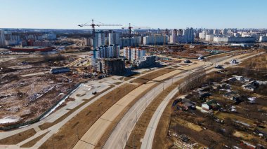 Yeni kentsel gelişimin havadan görüntüsü. Yeni evler inşa ediliyor. Yakınlarda yıkım için eski evler var..
