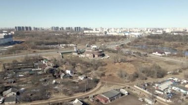 Yeni kentsel gelişimin havadan görüntüsü. Yeni evler inşa ediliyor. Yakınlarda yıkım için eski evler var..