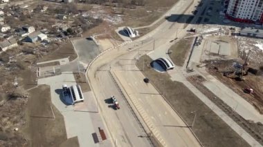 Yeni kentsel gelişimin havadan görüntüsü. Yeni evler inşa ediliyor. Yakınlarda yıkım için eski evler var..