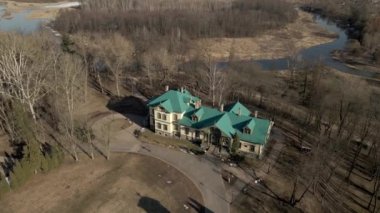 Eski malikânenin havadan görünüşü. Loshitsa malikanesi, Minsk, Belarus. Arkadan bak. 