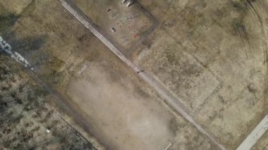 Geniş bir yerleşim alanı inşaatı. İnşaat alanı görünür durumda. Çok katlı binalar ve altyapı yapım aşamasında. İnşaatın hava fotoğrafçılığı.