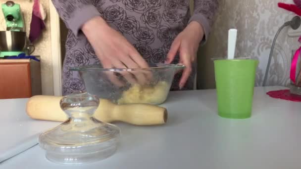 A woman makes dough from cornmeal. Mixes flour and water with his hands. Makes unleavened bread — Stock Video