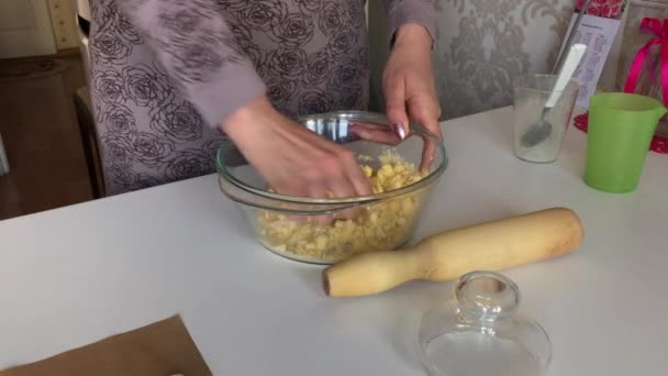 一个女人用玉米粉做面团.用他的手搅拌面粉和水.做无酵面包. — 图库视频影像