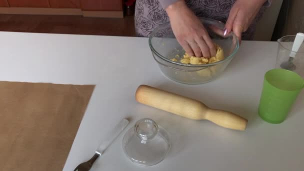 一个女人用玉米粉做面团.用他的手搅拌面粉和水.做无酵面包。从上面拍摄. — 图库视频影像