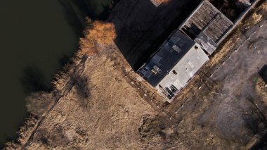 Baharda şehir parkının üzerinden uçacağız. Nehir görünür durumda. Aşağıda eski bir binanın kalıntıları var..