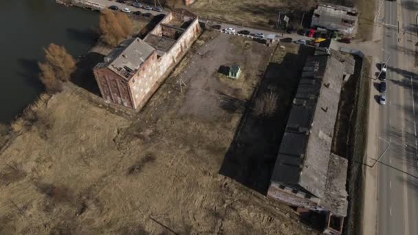 Distilleerderij in Loshitsa Park. Vlucht over verwoeste oude gebouwen. Het ingestorte dak en de afbrokkelende baksteen zijn zichtbaar. Levenloos voorjaarslandschap. — Stockvideo