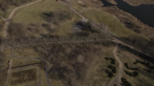 Primavera a Loshitsa Park. Volo sopra il parco cittadino. Sotto è visibile un anfiteatro di pietre. — Video Stock