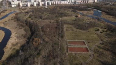 Loshitsa Parkı 'nda bahar. Parktaki spor sahasında uçmak. Ufukta bir şehir alanı ve bir nehir görünüyor.