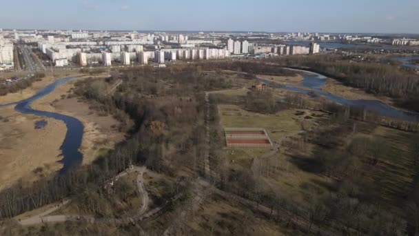 Printemps dans le parc Loshitsa. Survoler les terrains de sport du parc. La rivière est visible des deux côtés. — Video