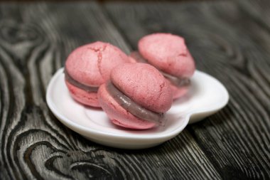 Beyaz çikolata ve yaban mersinli lavantalı makarna pastası. Çam ağacının üzerinde yatıyor.