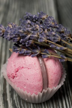 Beyaz çikolata ve yaban mersinli lavantalı makarna pastası. Yakınlarda lavanta çiçekleri var.