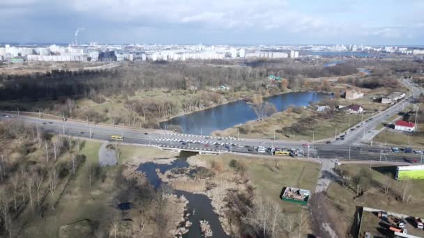 公園エリアを通る忙しい街の高速道路 空中写真 — ストック動画