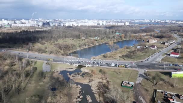 Uma Movimentada Estrada Cidade Que Atravessa Área Parque Fotografia Aérea — Vídeo de Stock