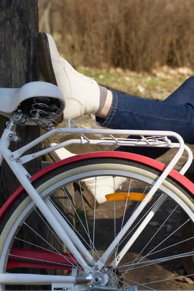 Dziewczyna Przejażdżce Rowerem Spaceruje Wiosennym Parku Siedzi Ławce Parku Pobliżu — Zdjęcie stockowe