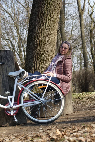 Mädchen Auf Einer Radtour Fuß Frühlingspark Sitzt Auf Einer Parkbank — Stockfoto