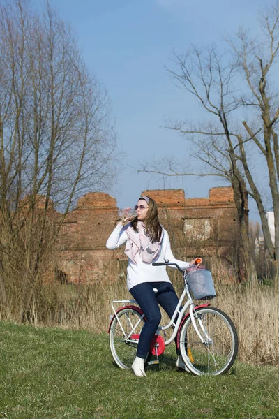 Mädchen Auf Einer Radtour Einem Frühlingspark Ständer Mit Einem Fahrrad — Stockfoto