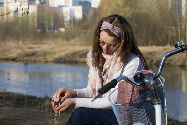 Mädchen Auf Einer Radtour Fuß Frühlingspark Sitzt Auf Einer Parkbank — Stockfoto