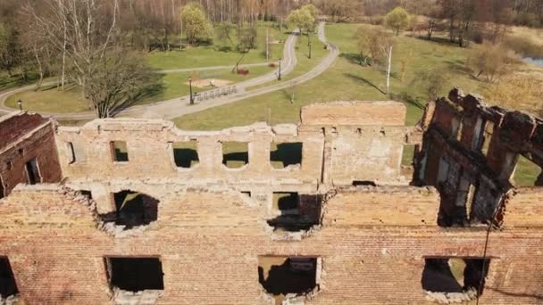 Reruntuhan pabrik tua di Taman Loshitsa, Minsk, Belarus. Terbang di sepanjang dinding bangunan yang hancur. — Stok Video