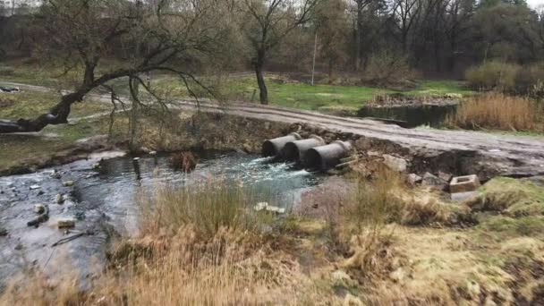 Wasserströme fließen durch Betonkanäle. verschmutztes Gewässer im Park. Drohnenschießen. — Stockvideo