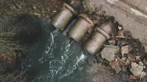 Потоки води протікають через бетонні каналізації. Забруднена водойма в парку. Стрілянина з дрону з камерою вниз . — стокове відео