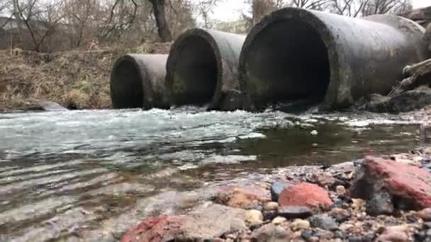 Wasserströme fließen durch Betonkanäle. verschmutztes Gewässer im Park. Schießen aus dem Wasserspiegel. — Stockvideo