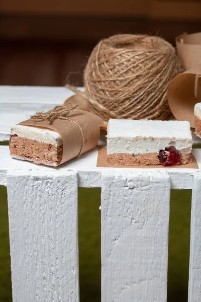 Porzione Marshmallow Con Cacao Mirtilli Rossi Avvolto Carta Legato Con — Foto Stock