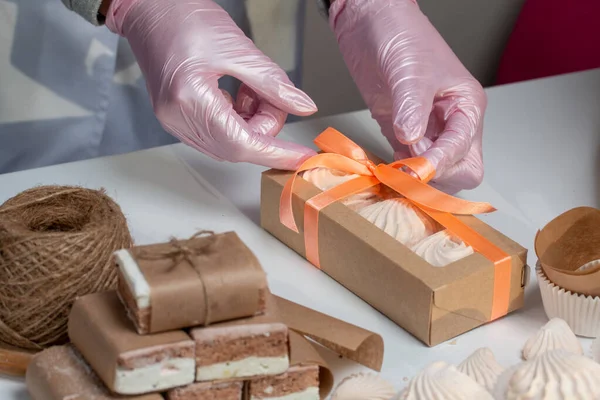 Una Donna Sta Preparando Dei Marshmallow Fatti Casa Cucinare Zephyr — Foto Stock