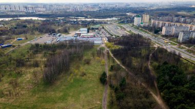 Spring City Parkı 'nın hava fotoğrafları. Şehrin kenar mahallelerinde park sokakları ve bir su deposu.