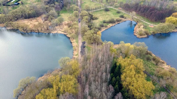 春の都市公園の空中写真 貯水池の岸 — ストック写真