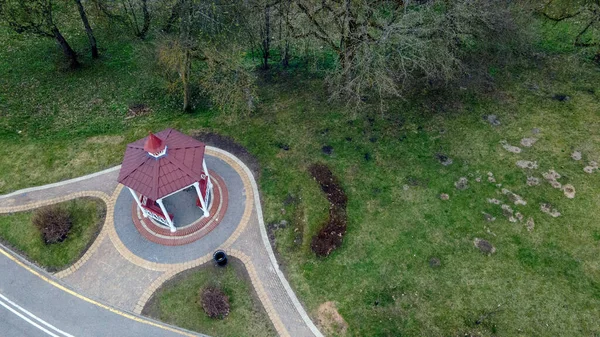 Luftaufnahme Des Frühlingsstadtparks Parkgassen Und Ein Stausee Stadtrand — Stockfoto