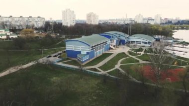 Spring City parkında uçuş. Modern binalar görünür..