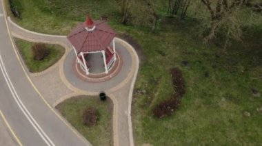 Çardağın üzerinden uçmak. Spring City Parkı 'nda uçuş.