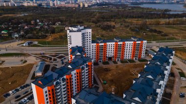 İnşaat alanının üzerinden uçuş. Şehir yeni binası. Çok katlı panelin inşaatı.