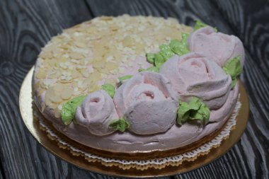 Şekerli kek. Bisküvi, lokum ve jöle katmanları. Marşmelov gülleri ve badem yapraklarıyla süslenmiş..