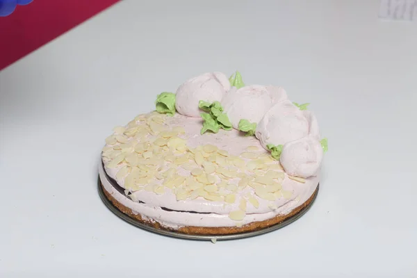 마시멜로 비스킷 마시멜로 젤리들 마시멜로 장미와 아몬드 꽃잎으로 장식된 — 스톡 사진