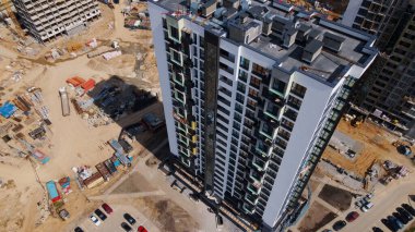Modern şehir gelişimi. İnşaat alanında çok katlı binalar inşa ediliyor. İnşaat çalışmaları devam ediyor. Hava fotoğrafçılığı.