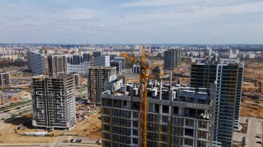 Modern şehir gelişimi. İnşaat alanında çok katlı binalar inşa ediliyor. İnşaat çalışmaları devam ediyor. Hava fotoğrafçılığı.