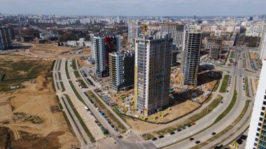 Modern şehir gelişimi. İnşaat alanında çok katlı binalar inşa ediliyor. İnşaat çalışmaları devam ediyor. Hava fotoğrafçılığı.