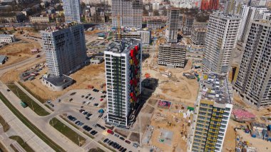 Modern şehir gelişimi. İnşaat alanında çok katlı binalar inşa ediliyor. İnşaat çalışmaları devam ediyor. Hava fotoğrafçılığı.