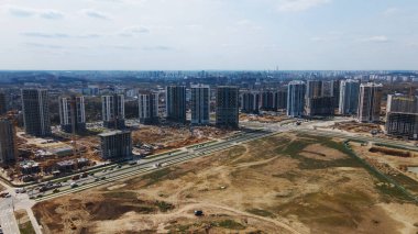 Modern şehir gelişimi. İnşaat alanında çok katlı binalar inşa ediliyor. İnşaat çalışmaları devam ediyor. Hava fotoğrafçılığı.