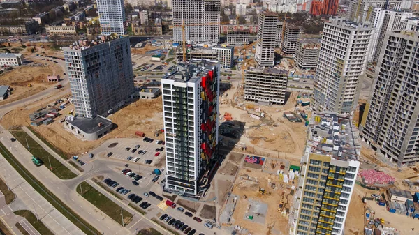 Moderne Stadtentwicklung Baustelle Mit Mehrstöckigen Gebäuden Die Bauarbeiten Laufen Luftaufnahmen — Stockfoto