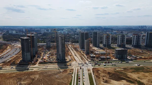Moderne Stadtentwicklung Baustelle Mit Mehrstöckigen Gebäuden Die Bauarbeiten Laufen Luftaufnahmen — Stockfoto