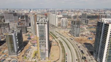 Modern şehir gelişimi. İnşaat alanında çok katlı binalar inşa ediliyor. İnşaat çalışmaları devam ediyor. Hava fotoğrafçılığı