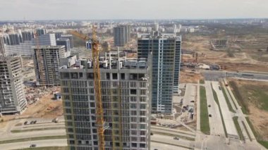Modern şehir gelişimi. İnşaat alanında çok katlı binalar inşa ediliyor. İnşaat çalışmaları devam ediyor. Hava fotoğrafçılığı