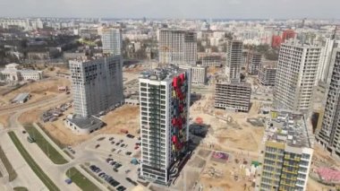 Modern şehir gelişimi. İnşaat alanında çok katlı binalar inşa ediliyor. İnşaat çalışmaları devam ediyor. Hava fotoğrafçılığı